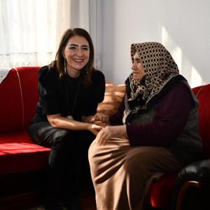 İl Müdürümüz Sayın Çiğdem AÇIKYILDIZ KAZEL, 18-24 Mart Yaşlılara Saygı Haftası münasebetiyle, 2026-2035 Aile ve Nüfus On Yılında şehit annemizi ziyaret etti. - fotoğraf 2
