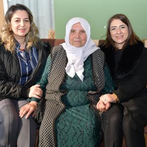 İl Müdürümüz Sayın Çiğdem AÇIKYILDIZ KAZEL, 18-24 Mart Yaşlılara Saygı Haftası münasebetiyle, 2026-2035 Aile ve Nüfus On Yılında şehit annemizi ziyaret etti. - fotoğraf 1