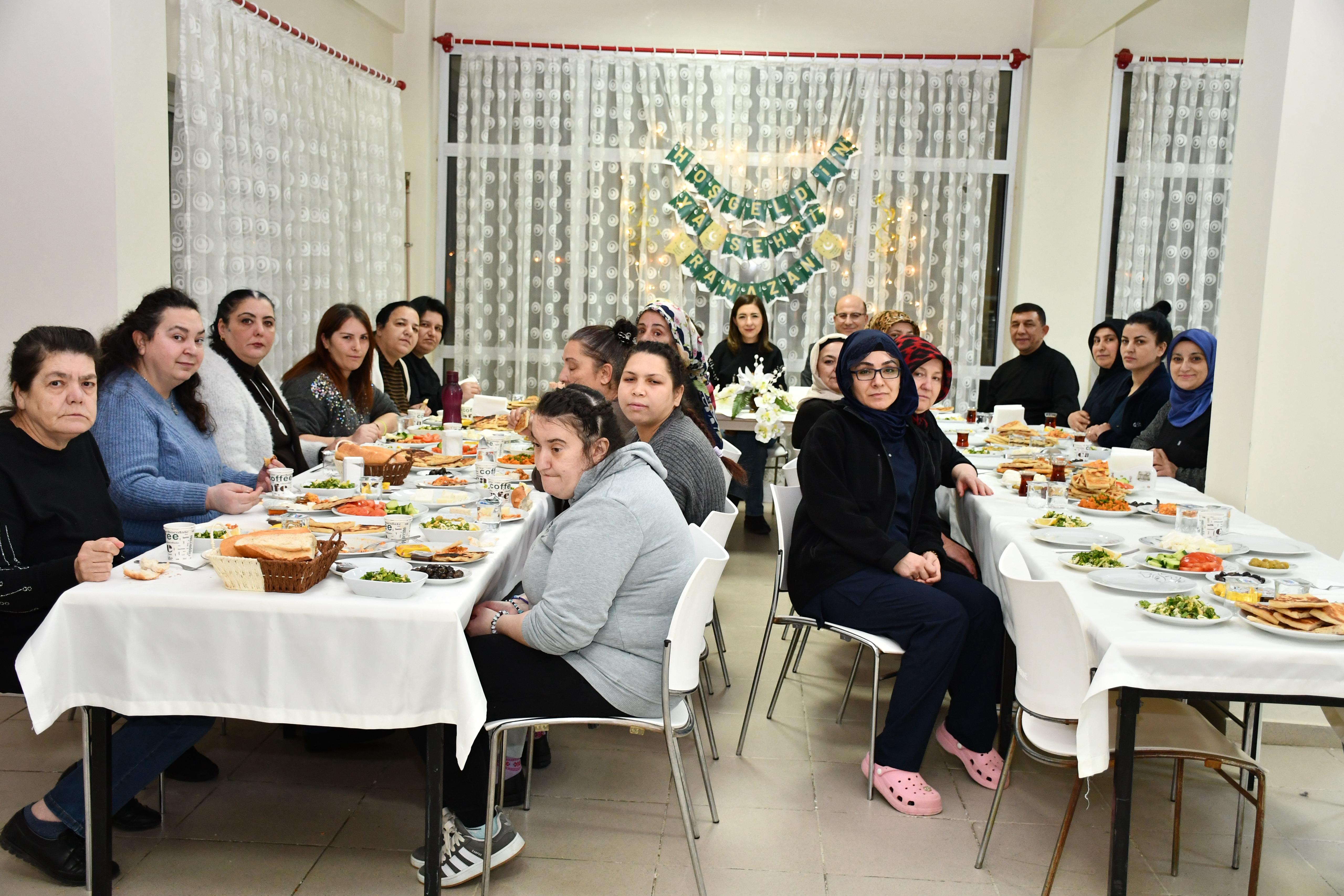 İl Müdürümüz Sayın Çiğdem AÇIKYILDIZ KAZEL, Engelsiz Yaşam Bakım Rehabilitasyon ve Aile Danışma Merkezi Müdürlüğümüzden hizmet alan özel gereksinimli bireylerimizle sahur programında bir araya geldi.
