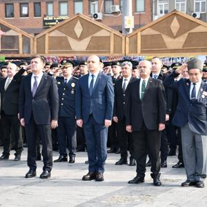 18 Mart Şehitleri Anma Günü ve Çanakkale Zaferi’nin 111. yıl dönümü münasebetiyle Cumhuriyet ve Demokrasi Meydanında “Çelenk Sunma Töreni” gerçekleştirildi. - fotoğraf 1