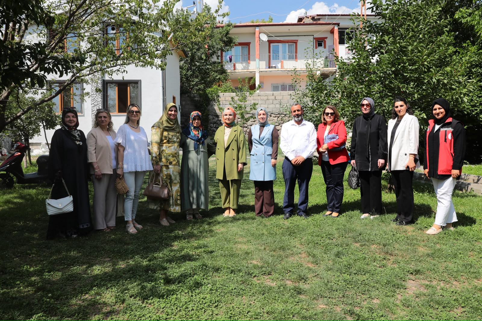 Koruyucu Aile Projesi kapsamında, Üzümlü ilçemizde koruyucu aile olan Beşiktaş ailesini evlerinde ziyaret ettiler.