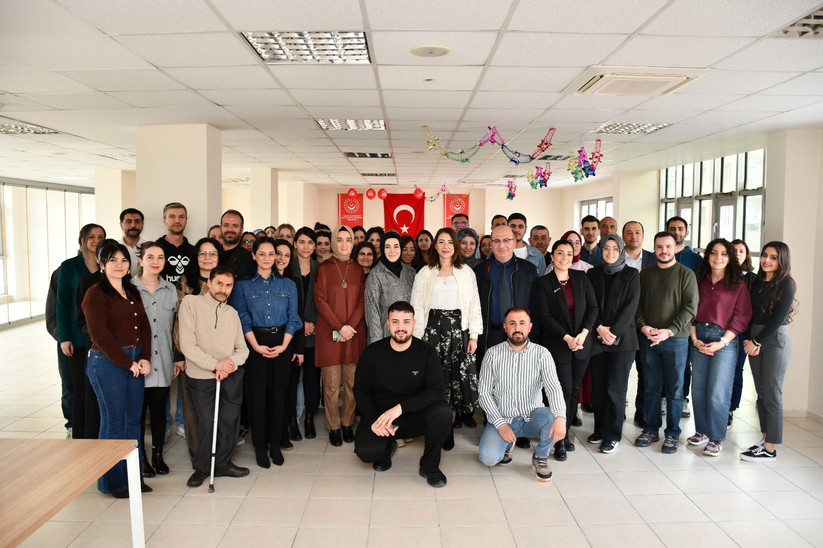 İl Müdürümüz Sayın Çiğdem AÇIKYILDIZ KAZEL, Ramazan Bayramı sonrası çalışma arkadaşlarımızla bir araya gelerek onların ve ailelerinin geçmiş bayramlarını kutladı.