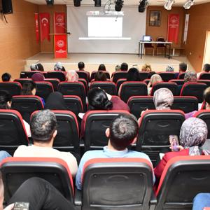 Bakanlığımız tarafından, Müdürlüğümüz ve bağlı kuruluşlarımızda görev yapan meslek elemanlarımıza yönelik “Sosyal Risk Haritaları”, “Aile Rehberi” ve “Çocuklar Güvende” sistemi hakkında eğitim gerçekleştirildi. - fotoğraf 2