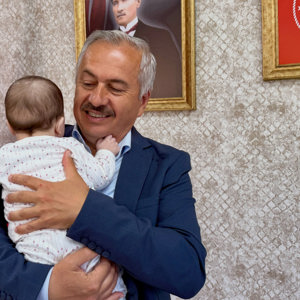 Bir çocuğa verilebilecek en kıymetli hediye; sevgiyle sarıldığı, güvenle büyüdüğü ve huzurla nefes aldığı bir AİLE’dir.  - fotoğraf 1