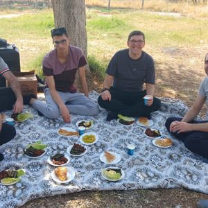Akpınar Mesire Alanı’nda Neşeli Buluşma: Engelsiz Yaşam Merkezi Sakinleri Çiğ Köfte Etkinliğinde Eğlendi - fotoğraf 2