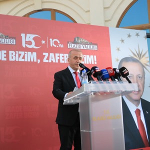 VALİMİZ SAYIN NUMAN HATİPOĞLU'NUN EV SAHİPLĞİNDE 15 TEMMUZ ANMA PROGRAMI GERÇEKLEŞTİRİLDİ - fotoğraf 1