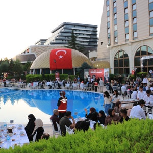 VALİMİZ SAYIN NUMAN HATİPOĞLU'NUN EV SAHİPLĞİNDE 15 TEMMUZ ANMA PROGRAMI GERÇEKLEŞTİRİLDİ - fotoğraf 4