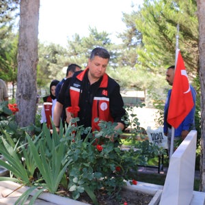 VALİMİZ SAYIN NUMAN HATİPOĞLU İL MÜDÜRÜMÜZ SERDAR DEMİRCİ VE İL PROTOKULÜ, ŞEHİTLERİMİZİ KABİRLERİ BAŞINDA DUALARLA YAD ETTİ - fotoğraf 2