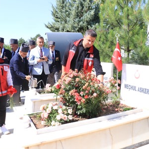 VALİMİZ SAYIN NUMAN HATİPOĞLU İL MÜDÜRÜMÜZ SERDAR DEMİRCİ VE İL PROTOKULÜ, ŞEHİTLERİMİZİ KABİRLERİ BAŞINDA DUALARLA YAD ETTİ - fotoğraf 3