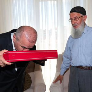 AZİZ ŞEHİTLERİMİZİN EMANETLERİ VE KAHRAMAN GAZİLERİMİZ ZİYARET EDİLDİ - fotoğraf 1