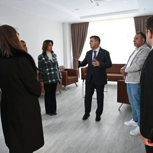 Valimiz Sayın H. Engin SARIİBRAHİM, geçici kabulü yapılan Huzurevi Yaşlı Bakım ve Rehabilitasyon Merkezimizde incelemelerde bulundu. - fotoğraf 3