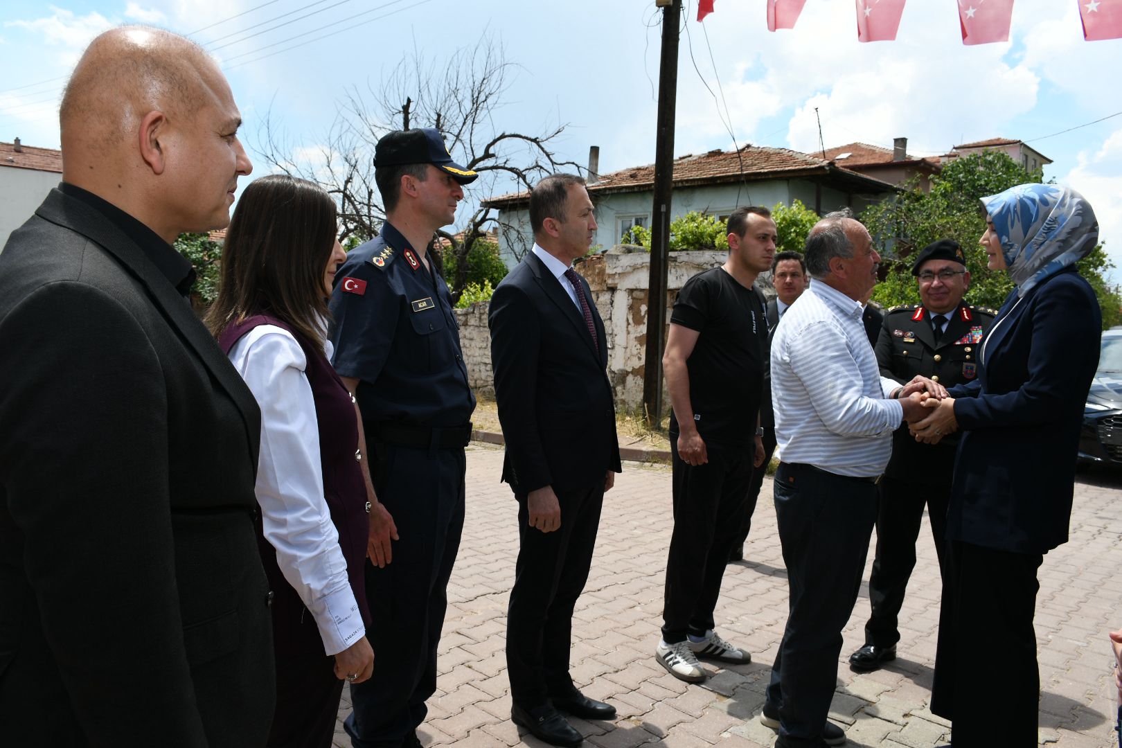 İçişleri Bakan Yardımcısı Sayın Doç. Dr. Kübra GÜRAN YİĞİTBAŞI, görevi başında şehadet mertebesine erişen kahraman şehidimiz J. Asb. Kad. Üçvş. Trf. Yusuf ERGÜN’ün kıymetli ailesini ziyaret ederek taziyelerini iletti.