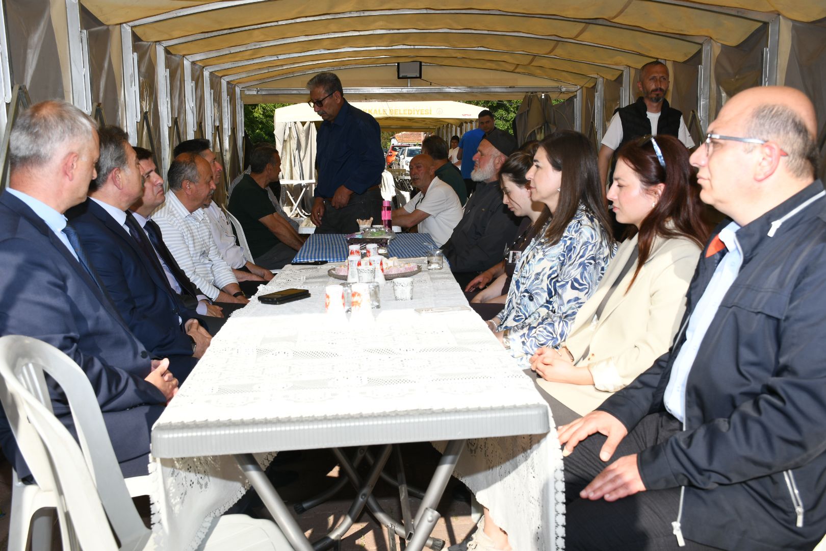 Valimiz Sayın H. Engin SARIİBRAHİM, İl Protokolü ve İl Müdürümüz Sayın Çiğdem AÇIKYILDIZ KAZEL, görevi başında şehadet mertebesine erişen kahraman şehidimizin kıymetli ailesine taziye ziyaretinde bulundu.