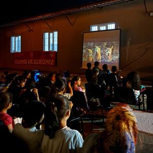 "Yıldızların Altında" Aile-Çocuk Köy Sineması Projesiyle Sinema İlçe Köylerindeki Çocuklarla Buluşuyor - fotoğraf 1