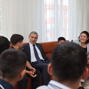 Valimiz Sayın Dr.Naci AKTAŞ ve Eşi Nagihan Hanımefendi Çocuk Evlerinde Kalan Çocuklarımızı Ziyaret Etti. - fotoğraf 1