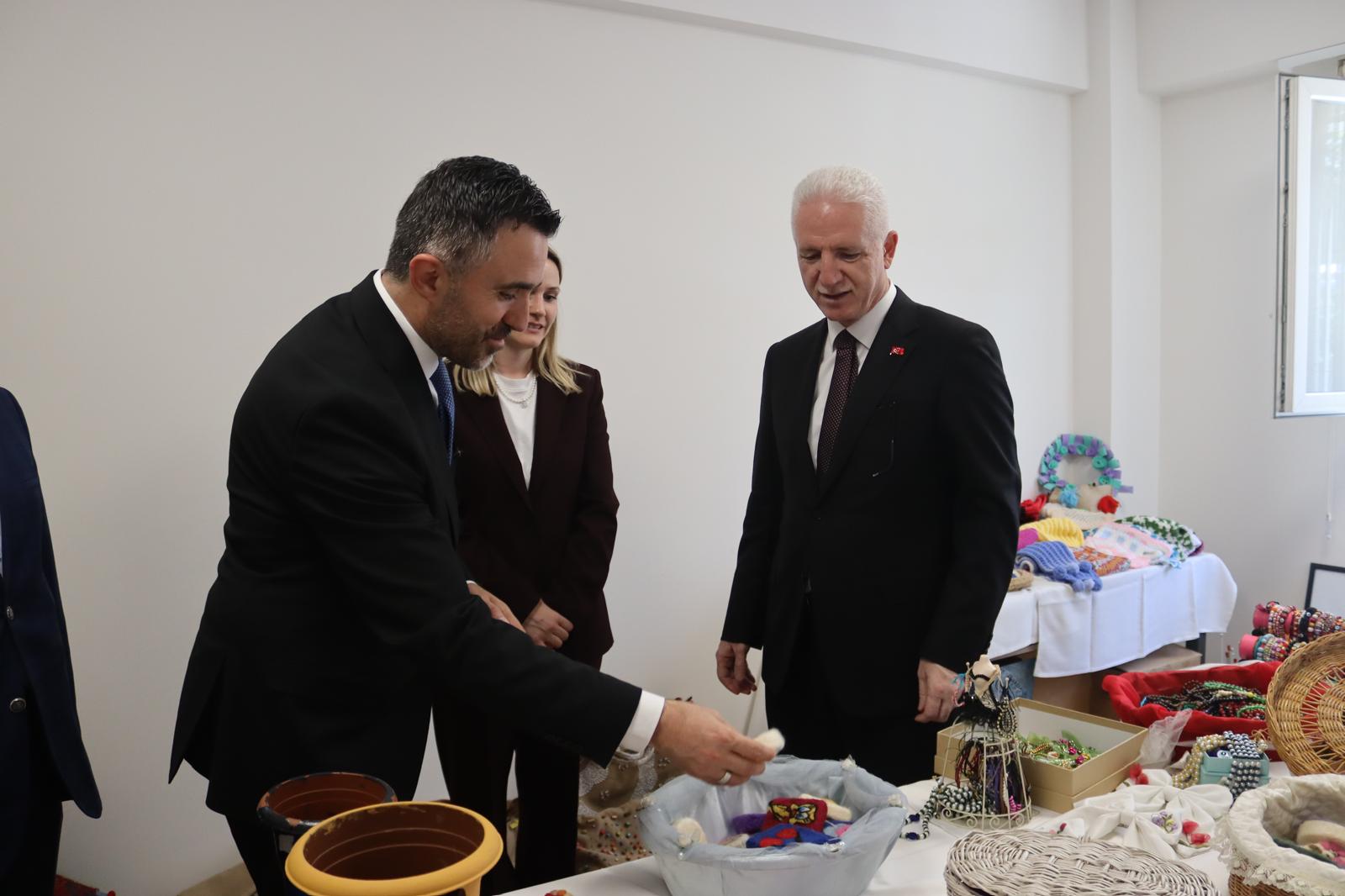 İstanbul Valimiz Sn. Davut Gül, İl Müdürümüz Sayın Ömer Turan’ın da Eşlik Ettiği Ziyarette Kasımpaşa Oya Kayacık Çocuk Evleri Sitesi’nde Çocuklarımızla Bir Araya Geldi