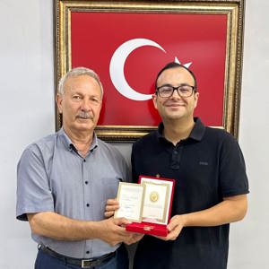 Kıbrıs Gazimiz Arif Palabıyık’a Millî Mücadele Madalyası Takdim Edildi - fotoğraf 1