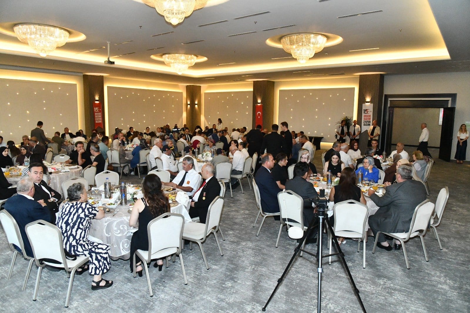 15 Temmuz Demokrasi ve Millî Birlik Günü’nde Şehit Aileleri ve Gazilerimiz Onuruna Yemek Programı Düzenlendi