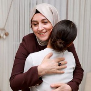 Valimiz Sayın Cahit Çelik’in eşi Nermin Çelik Hanımefendi koruyucu aile hizmet modelinden yararlanan kızımızı ziyaret etti.  - fotoğraf 3