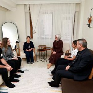 Valimiz Sayın Cahit Çelik’in eşi Nermin Çelik Hanımefendi koruyucu aile hizmet modelinden yararlanan kızımızı ziyaret etti.  - fotoğraf 1