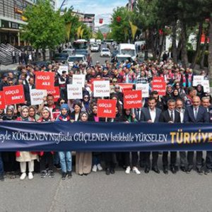 Güçlü Aile, Güçlü Toplum, Güçlü Türkiye Milli Aile Haftası kapsamında kortej yürüyüşü düzenlendi. - fotoğraf 1