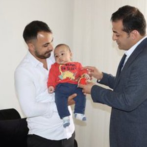 Güçlü Aile, Güçlü Toplum, Güçlü Türkiye 2026/4 Sayılı Genelge kapsamında Milli Aile Haftası’nda; Vali Yardımcısı Uğur Tutkan, Evlenecek Gençlerin Desteklenmesi Projesi’nden yararlanan ve bebek sahibi olan aileleri ziyaret etti. Ziyarete İl Müdür Yardımcımız Hasip AKÇA da katıldı.     - fotoğraf 1