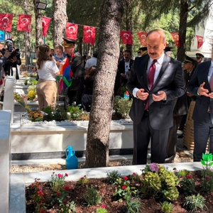 15 Temmuz Demokrasi ve Millî Birlik Günü kapsamında, vatanımızın bağımsızlığı, milletimizin birlik ve beraberliği uğruna canlarını feda eden aziz şehitlerimizi kabirleri başında dualarla yâd ettik. - fotoğraf 4