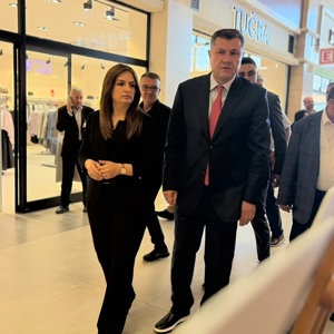 15 Temmuz Demokrasi ve Millî Birlik Günü etkinlikleri kapsamında düzenlenen “İrade Bizim, Zafer Bizim” Resim ve Fotoğraf Sergisi, Isparta Vali Yardımcısı Dr. Halil İbrahim Ertekin, Isparta Belediye Başkan Yardımcıları, İl Müdür Vekili Kamile Şahin ile kamu kurum ve kuruluşlarının müdürleri, sivil toplum kuruluşlarının temsilcileri ve vatandaşlarımızın katılımıyla açıldı. - fotoğraf 7