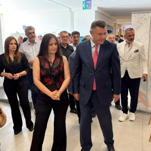 15 Temmuz Demokrasi ve Millî Birlik Günü etkinlikleri kapsamında düzenlenen “İrade Bizim, Zafer Bizim” Resim ve Fotoğraf Sergisi, Isparta Vali Yardımcısı Dr. Halil İbrahim Ertekin, Isparta Belediye Başkan Yardımcıları, İl Müdür Vekili Kamile Şahin ile kamu kurum ve kuruluşlarının müdürleri, sivil toplum kuruluşlarının temsilcileri ve vatandaşlarımızın katılımıyla açıldı. - fotoğraf 1