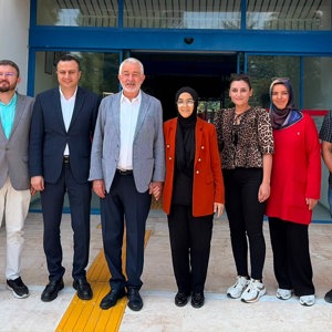 Engelsiz Yaşam Bakım, Rehabilitasyon ve Aile Danışma Merkezimiz Gündüzlü Biriminden hizmet alan sakinlerimizin doğum günü, Isparta Belediye Başkanı Sayın Şükrü Başdeğirmen, kıymetli eşi Sayın Şadiye Başdeğirmen ve İl Müdürümüz Sayın Selim Köse'nin katılımlarıyla kutlandı. - fotoğraf 1