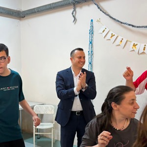 Engelsiz Yaşam Bakım, Rehabilitasyon ve Aile Danışma Merkezimiz Gündüzlü Biriminden hizmet alan sakinlerimizin doğum günü, Isparta Belediye Başkanı Sayın Şükrü Başdeğirmen, kıymetli eşi Sayın Şadiye Başdeğirmen ve İl Müdürümüz Sayın Selim Köse'nin katılımlarıyla kutlandı. - fotoğraf 2