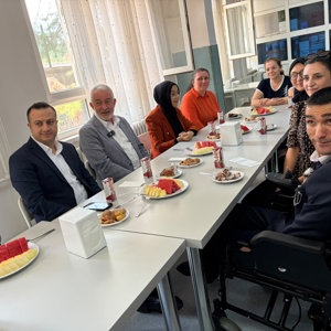 Engelsiz Yaşam Bakım, Rehabilitasyon ve Aile Danışma Merkezimiz Gündüzlü Biriminden hizmet alan sakinlerimizin doğum günü, Isparta Belediye Başkanı Sayın Şükrü Başdeğirmen, kıymetli eşi Sayın Şadiye Başdeğirmen ve İl Müdürümüz Sayın Selim Köse'nin katılımlarıyla kutlandı. - fotoğraf 3