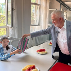 Engelsiz Yaşam Bakım, Rehabilitasyon ve Aile Danışma Merkezimiz Gündüzlü Biriminden hizmet alan sakinlerimizin doğum günü, Isparta Belediye Başkanı Sayın Şükrü Başdeğirmen, kıymetli eşi Sayın Şadiye Başdeğirmen ve İl Müdürümüz Sayın Selim Köse'nin katılımlarıyla kutlandı. - fotoğraf 4