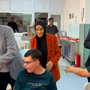 Engelsiz Yaşam Bakım, Rehabilitasyon ve Aile Danışma Merkezimiz Gündüzlü Biriminden hizmet alan sakinlerimizin doğum günü, Isparta Belediye Başkanı Sayın Şükrü Başdeğirmen, kıymetli eşi Sayın Şadiye Başdeğirmen ve İl Müdürümüz Sayın Selim Köse'nin katılımlarıyla kutlandı. - fotoğraf 5