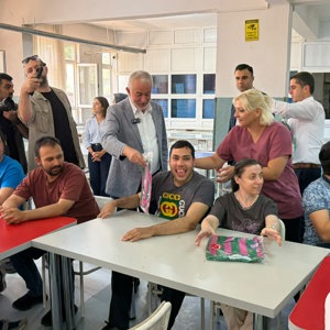 Engelsiz Yaşam Bakım, Rehabilitasyon ve Aile Danışma Merkezimiz Gündüzlü Biriminden hizmet alan sakinlerimizin doğum günü, Isparta Belediye Başkanı Sayın Şükrü Başdeğirmen, kıymetli eşi Sayın Şadiye Başdeğirmen ve İl Müdürümüz Sayın Selim Köse'nin katılımlarıyla kutlandı. - fotoğraf 8