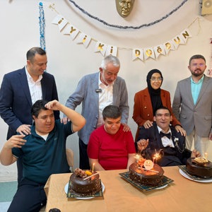 Engelsiz Yaşam Bakım, Rehabilitasyon ve Aile Danışma Merkezimiz Gündüzlü Biriminden hizmet alan sakinlerimizin doğum günü, Isparta Belediye Başkanı Sayın Şükrü Başdeğirmen, kıymetli eşi Sayın Şadiye Başdeğirmen ve İl Müdürümüz Sayın Selim Köse'nin katılımlarıyla kutlandı. - fotoğraf 6