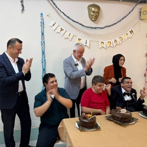Engelsiz Yaşam Bakım, Rehabilitasyon ve Aile Danışma Merkezimiz Gündüzlü Biriminden hizmet alan sakinlerimizin doğum günü, Isparta Belediye Başkanı Sayın Şükrü Başdeğirmen, kıymetli eşi Sayın Şadiye Başdeğirmen ve İl Müdürümüz Sayın Selim Köse'nin katılımlarıyla kutlandı. - fotoğraf 10