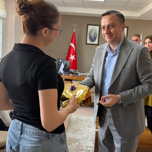 15 Temmuz Demokrasi ve Millî Birlik Günü kapsamında düzenlenen şiir, kompozisyon ve resim yarışmalarında dereceye giren koruma ve bakım altındaki çocuklarımıza, İl Müdürümüz Selim Köse tarafından hediyeler verildi. - fotoğraf 4