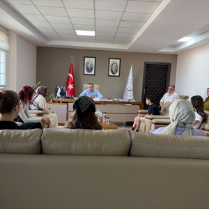 15 Temmuz Demokrasi ve Millî Birlik Günü kapsamında düzenlenen şiir, kompozisyon ve resim yarışmalarında dereceye giren koruma ve bakım altındaki çocuklarımıza, İl Müdürümüz Selim Köse tarafından hediyeler verildi. - fotoğraf 3