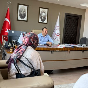 15 Temmuz Demokrasi ve Millî Birlik Günü kapsamında düzenlenen şiir, kompozisyon ve resim yarışmalarında dereceye giren koruma ve bakım altındaki çocuklarımıza, İl Müdürümüz Selim Köse tarafından hediyeler verildi. - fotoğraf 1
