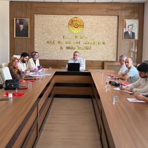 Vali Yardımcımız Hasan Hüseyin Vural başkanlığında, İl Müdür Yardımcımız Neslihan Şeyma Taşaltın Soydinç ile kamu kurumları ve sivil toplum kuruluşları temsilcilerinin katılımıyla Erişilebilirlik İzleme ve Denetleme Komisyonu Toplantısı gerçekleştirildi. - fotoğraf 1