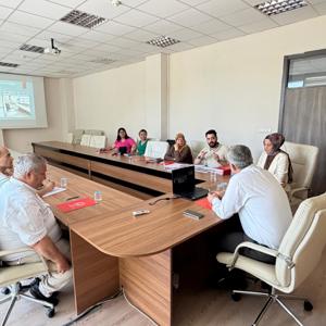 Vali Yardımcımız Hasan Hüseyin Vural başkanlığında, İl Müdür Yardımcımız Neslihan Şeyma Taşaltın Soydinç ile kamu kurumları ve sivil toplum kuruluşları temsilcilerinin katılımıyla Erişilebilirlik İzleme ve Denetleme Komisyonu Toplantısı gerçekleştirildi. - fotoğraf 2