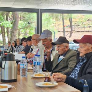 Uluborlu Huzurevimiz ve Eğirdir Huzurevimizden hizmet alan yaşlılarımızın katılımıyla Ağlasun Ateşgül Orman Parkı'nda yemek ve eğlence programı düzenlendi. - fotoğraf 4