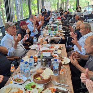Uluborlu Huzurevimiz ve Eğirdir Huzurevimizden hizmet alan yaşlılarımızın katılımıyla Ağlasun Ateşgül Orman Parkı'nda yemek ve eğlence programı düzenlendi. - fotoğraf 2