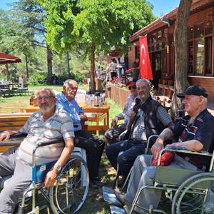 Uluborlu Huzurevimiz ve Eğirdir Huzurevimizden hizmet alan yaşlılarımızın katılımıyla Ağlasun Ateşgül Orman Parkı'nda yemek ve eğlence programı düzenlendi. - fotoğraf 1