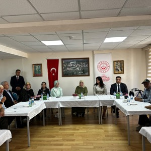 Son Başbakanımız Sayın Binali Yıldırım’ın kıymetli eşi Sayın Semiha Yıldırım Hanımefendi’nin ev sahipliğinde, Kemah Huzurevi Müdürlüğü’nde kalan kıymetli büyüklerimiz için anlamlı ve unutulmaz bir etkinlik gerçekleştirildi. - fotoğraf 1