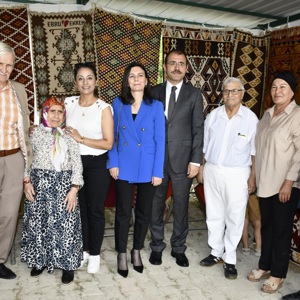 1-7 Haziran Hayat Boyu Öğrenme Haftası kapsamında Kadirli Huzurevi Yaşlı Bakım ve Rehabilitasyon Merkezi Müdürlüğünde hizmet alan kıymetli büyüklerimizle birlikte, Kadirli Halk Eğitimi Merkezi Müdürlüğü tarafından düzenlenen yıl sonu sergisini ziyaret ettik. - fotoğraf 1