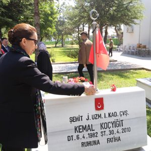 15 Temmuz Demokrasi ve Millî Birlik Günü Kapsamında Kartal Şehitliği’nde Anma Programı Düzenlendi - fotoğraf 3