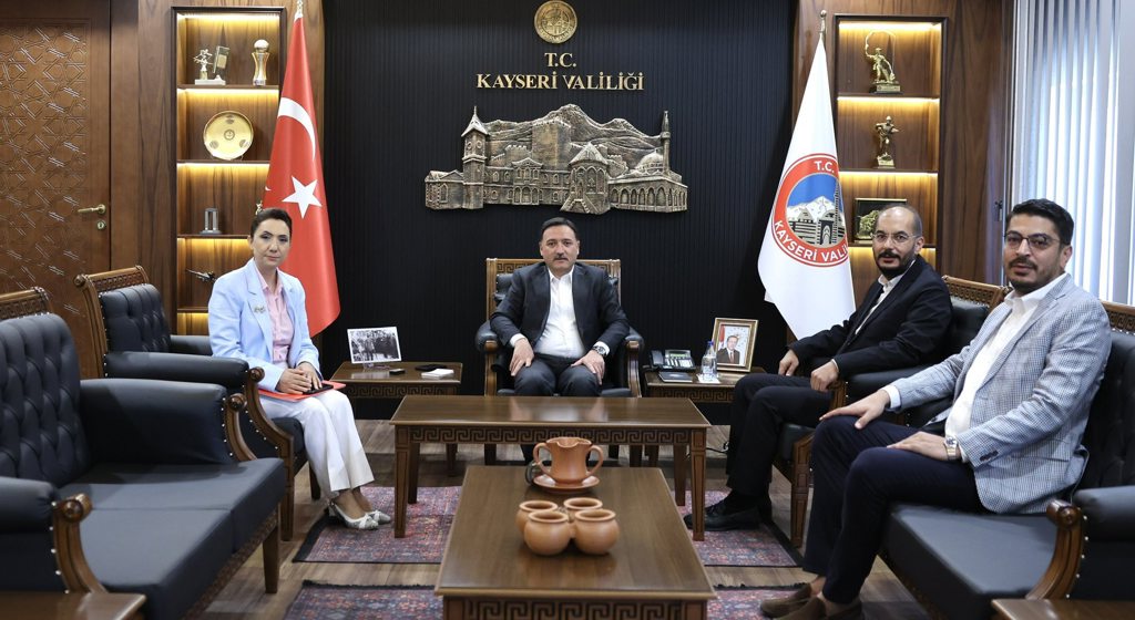 Valimiz Sayın Gökmen Çiçek, Aile ve Sosyal Hizmetler İl Müdürü Arzu Çıngır, iş insanları Latif Başkal ve Ahmet Başkal’ı makamında kabul etti.