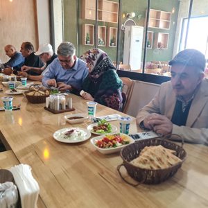 Vefanın En Güzel Hâli: Kıymetli Büyüklerimizle Aynı Sofrada - fotoğraf 1